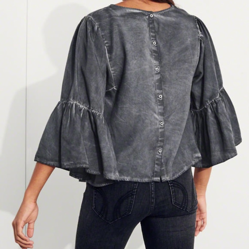 🆕 Hollister flowy blouse w/ bell bottom sleeves - Picture 3 of 8